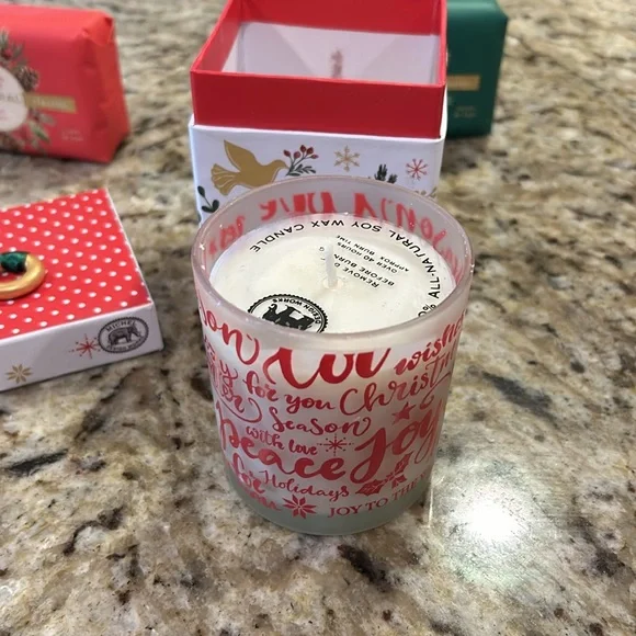 Holiday candle and soap bundle - Picture 3 of 8